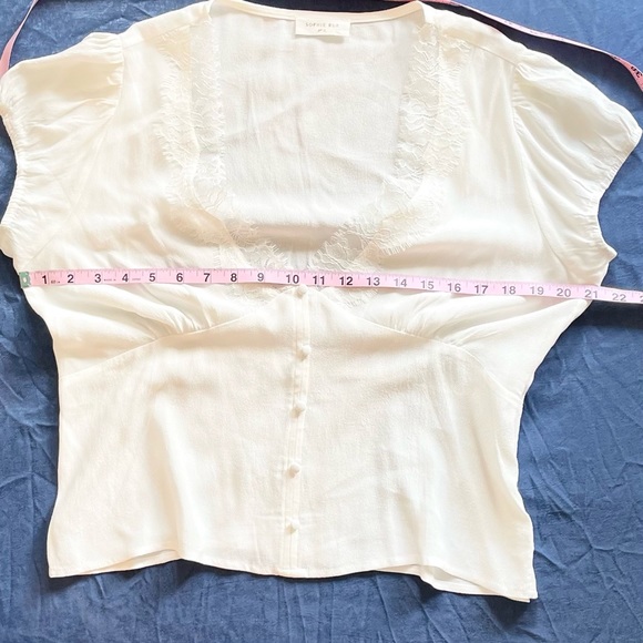 🚫SOLD🚫 Fitted Blouse - Picture 3 of 5